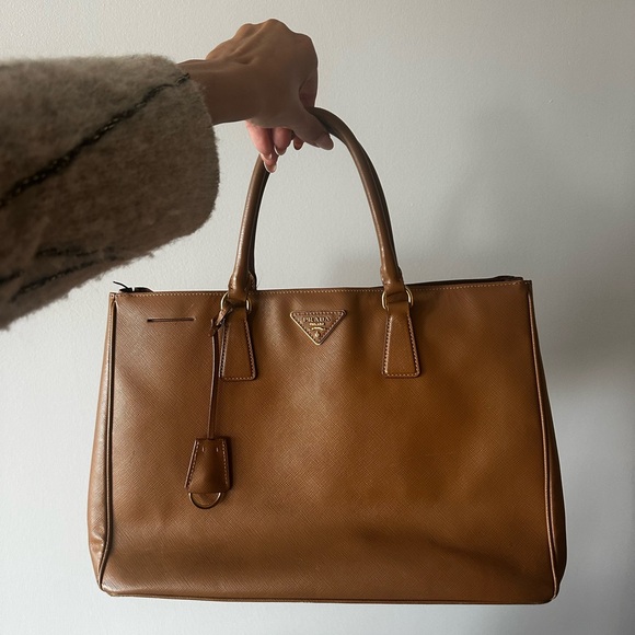 Prada
Saffiano Lux Leather Gardener's Tote - brown/tan - Picture 1 of 8